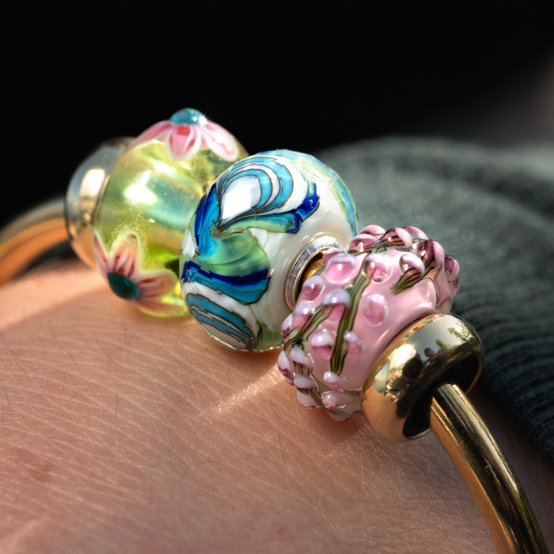 カラフルビーズのストラップTrollbeads Pink Flower Bead | Trollbeads UK